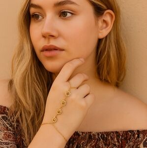 💥 Pretty Bird Hand Chain Bracelet with Crystal Accents - Adjustable (6"-8")